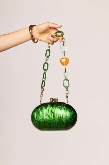 green Hardshell marble clutch
Magnetic closure
Acrylic chain straps with heart detail
Removable long and short chain
Synthetic