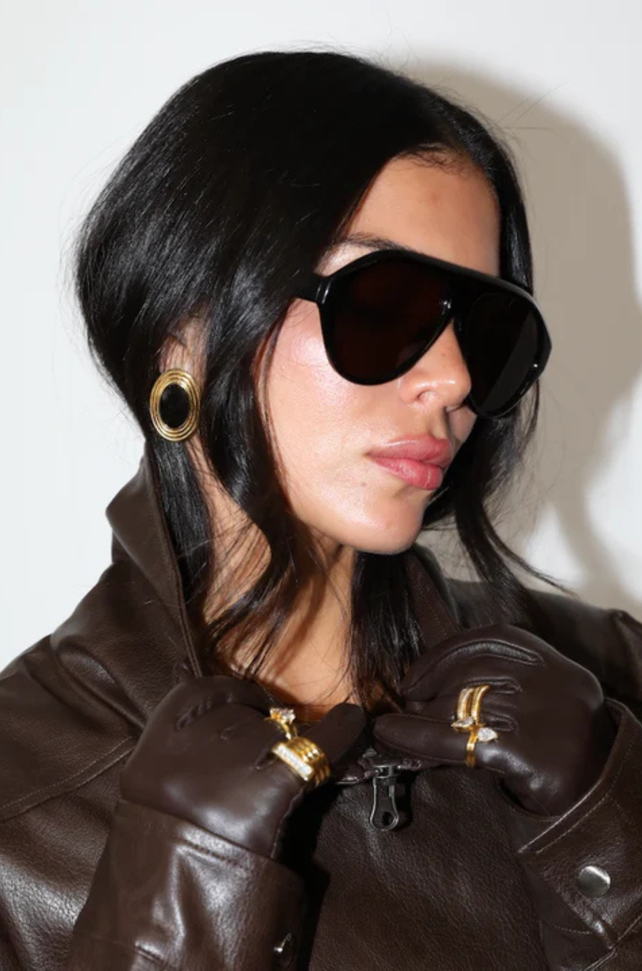 Sleek, modern aviator silhouette sunglasses
Polished black frame and warm brown lenses.
Designed for a lightweight, comfortable fit with full UV protection.
A clean everyday shape that works with any look — hot without trying