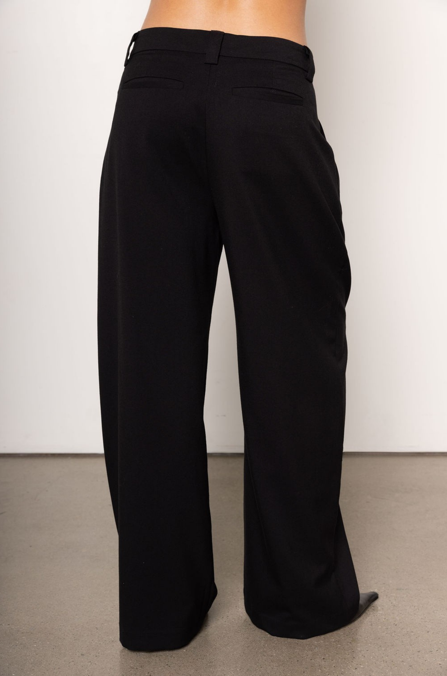 High waisted slack pants
4 pocket construction
Button fly closure
Pleating detail
Belt loops\Unlined
black slack pants
office pants
office wear
holiday outfit