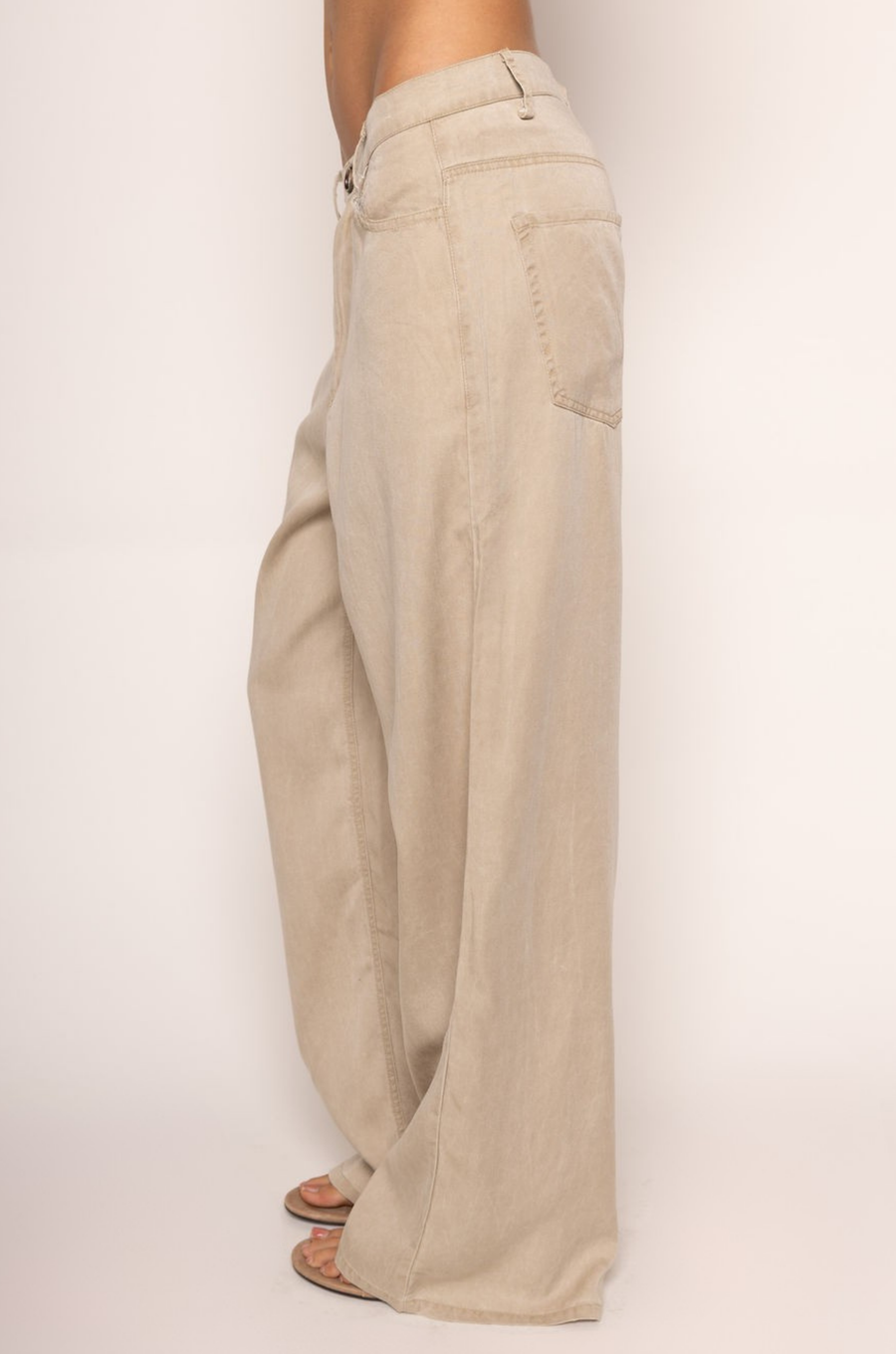 Washed wide leg pants
5 pocket construction
Button and fly closure
Belt loops
beige trouser pants
work wear
cute work wear pants