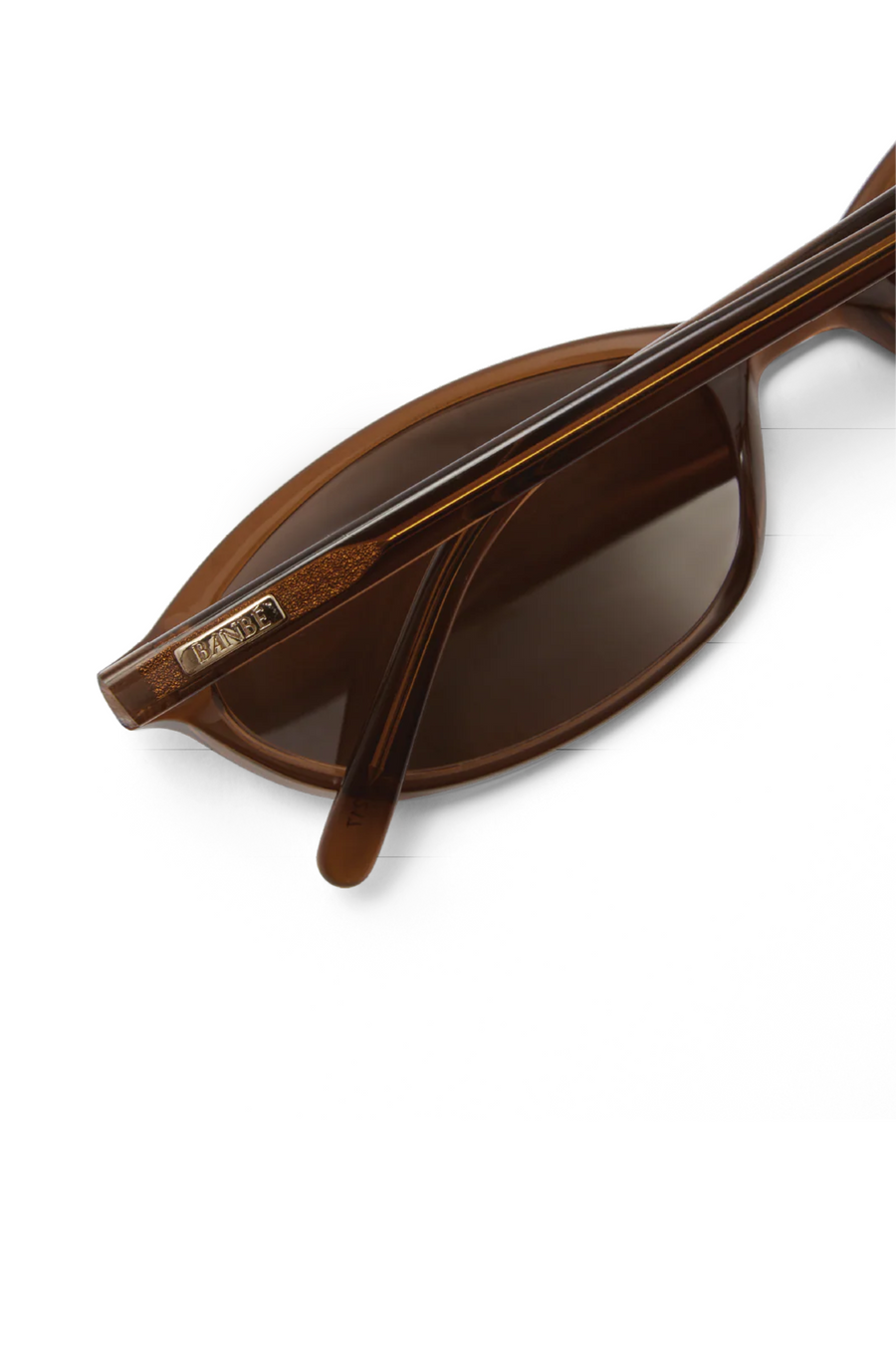 brown Oval sunglasses
Gold hardware engraved with Banbé logo on outer left arm
Scratch resistant/category 3/polarised lens
100% UV protection
Acetate frame
Width: 10.4cm / Lens Height: 3cm / Arm Length: 14cm / Nose Bridge: 1.9cm