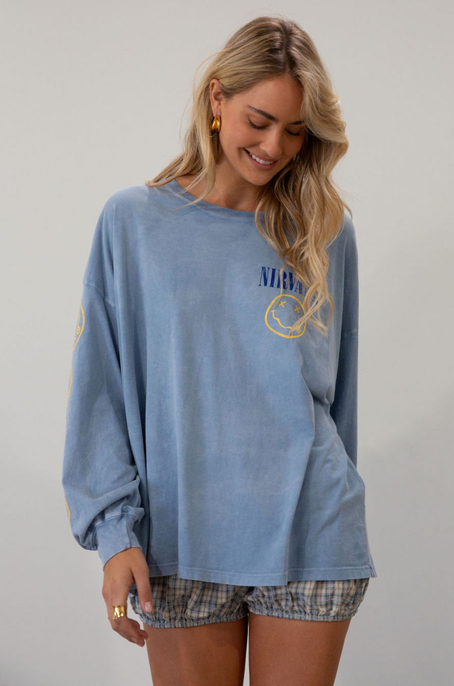 blue Graphic printed acid wash knit top. Crewneck. Long sleeves. Unlined.