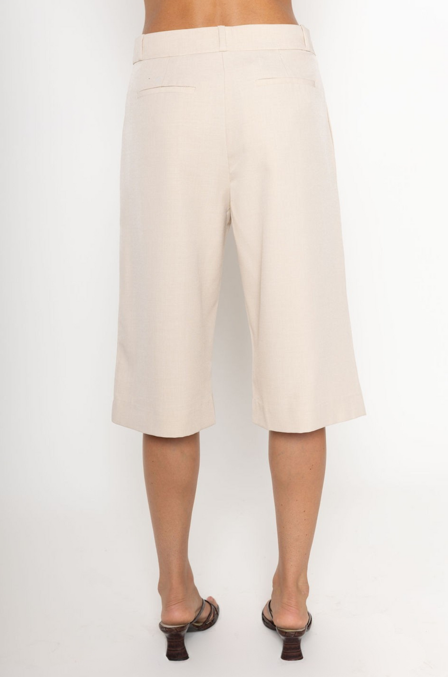 Pleated trouser jorts
Longline shorts
2 side pockets
2 faux back pockets
Button and fly closure
tan jorts
tan trouser jorts
trendy jorts
fall transition outfit