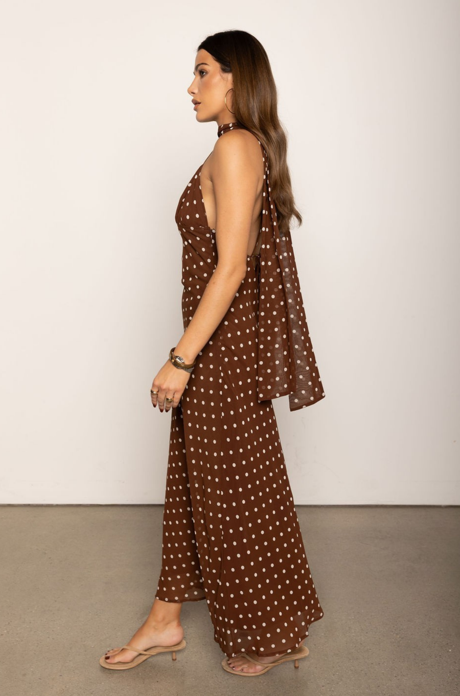 brown and cream Polka dot maxi dress
Neck scarf
Adjustable cross back spaghetti strap
V-neckline
thanksgiving outfit
fall wedding guest dress
brown polka dot dress