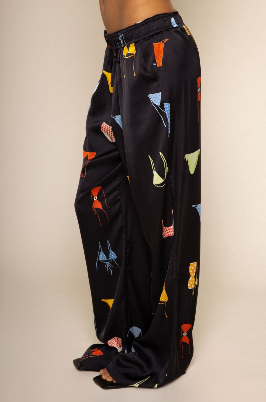 Satin wide leg pants
Bikini graphic printed
Elastic waistband with faux tie
Faux back pocket
Unlined
black bikini graphic pants
beach cover up
swim cover up