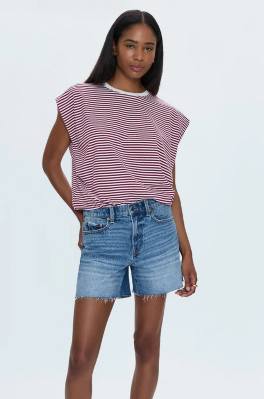 Mid-rise denim short
Medium length
Relaxed fit
Medium blue denim wash
Whiskering and a frayed, distressed hem