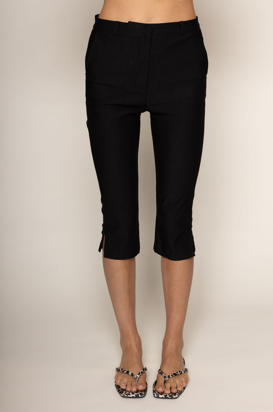 black Slim fit capri pants
Functional belt loops
Functional side pockets
Faux back welt pockets
Side slits at calves
Concealed front zipper with hook closure
european summer capri pants