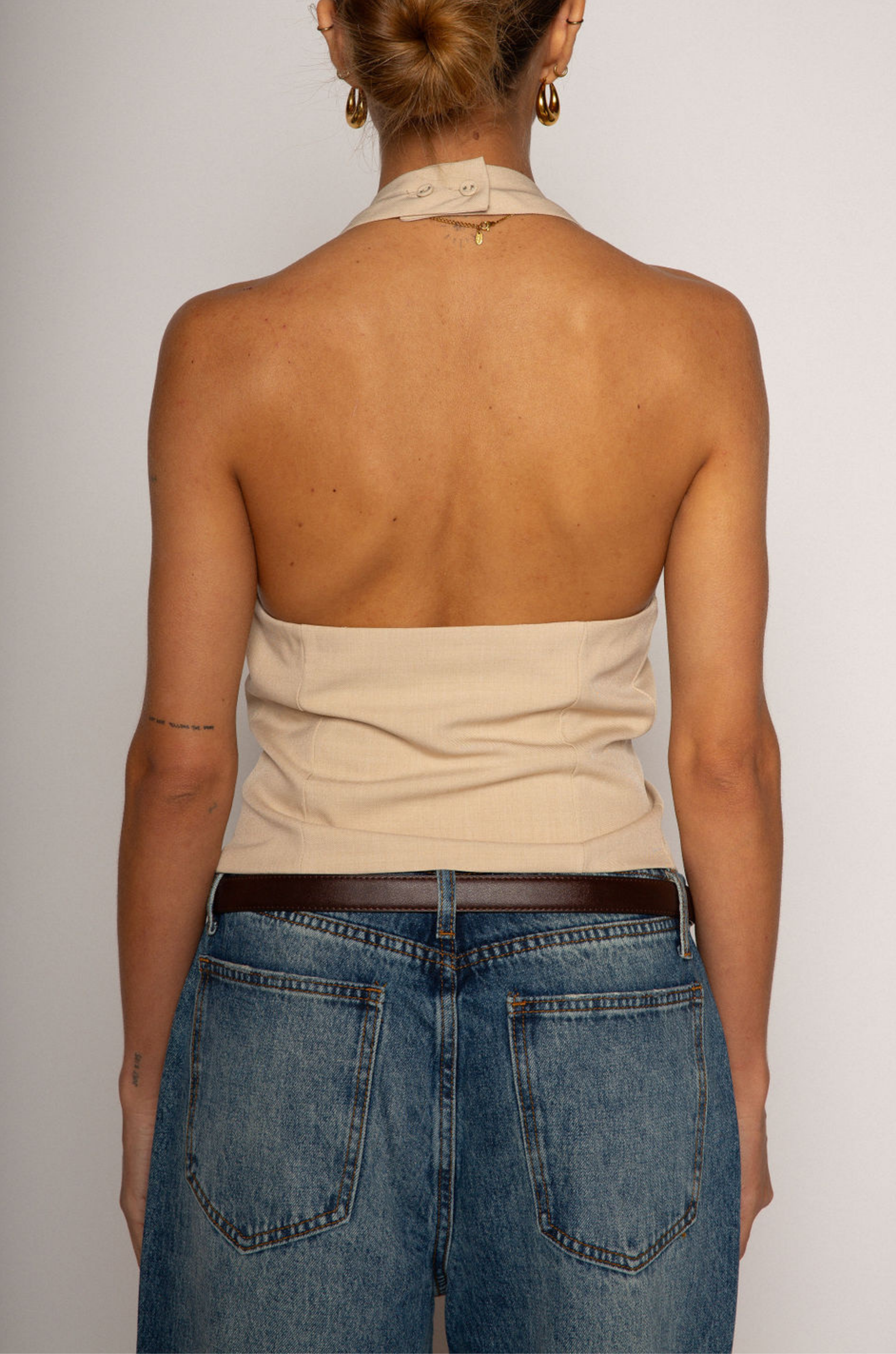 Woven vest halter top with button closure
Front eye hook closures
V cut detailing
Lined
going out top
summer top
spring top