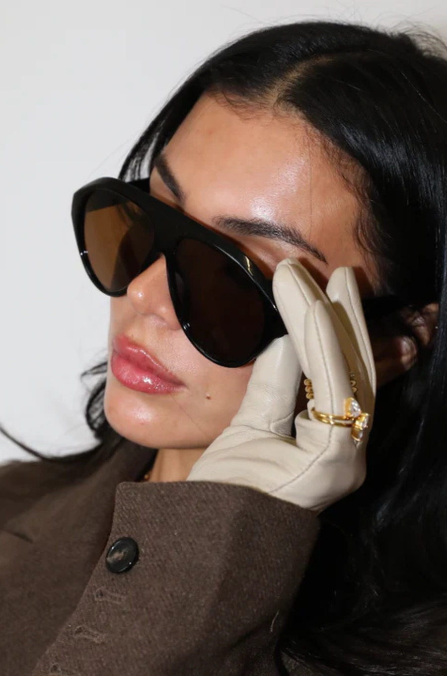 Sleek, modern aviator silhouette sunglasses
Polished black frame and warm brown lenses.
Designed for a lightweight, comfortable fit with full UV protection.
A clean everyday shape that works with any look — hot without trying