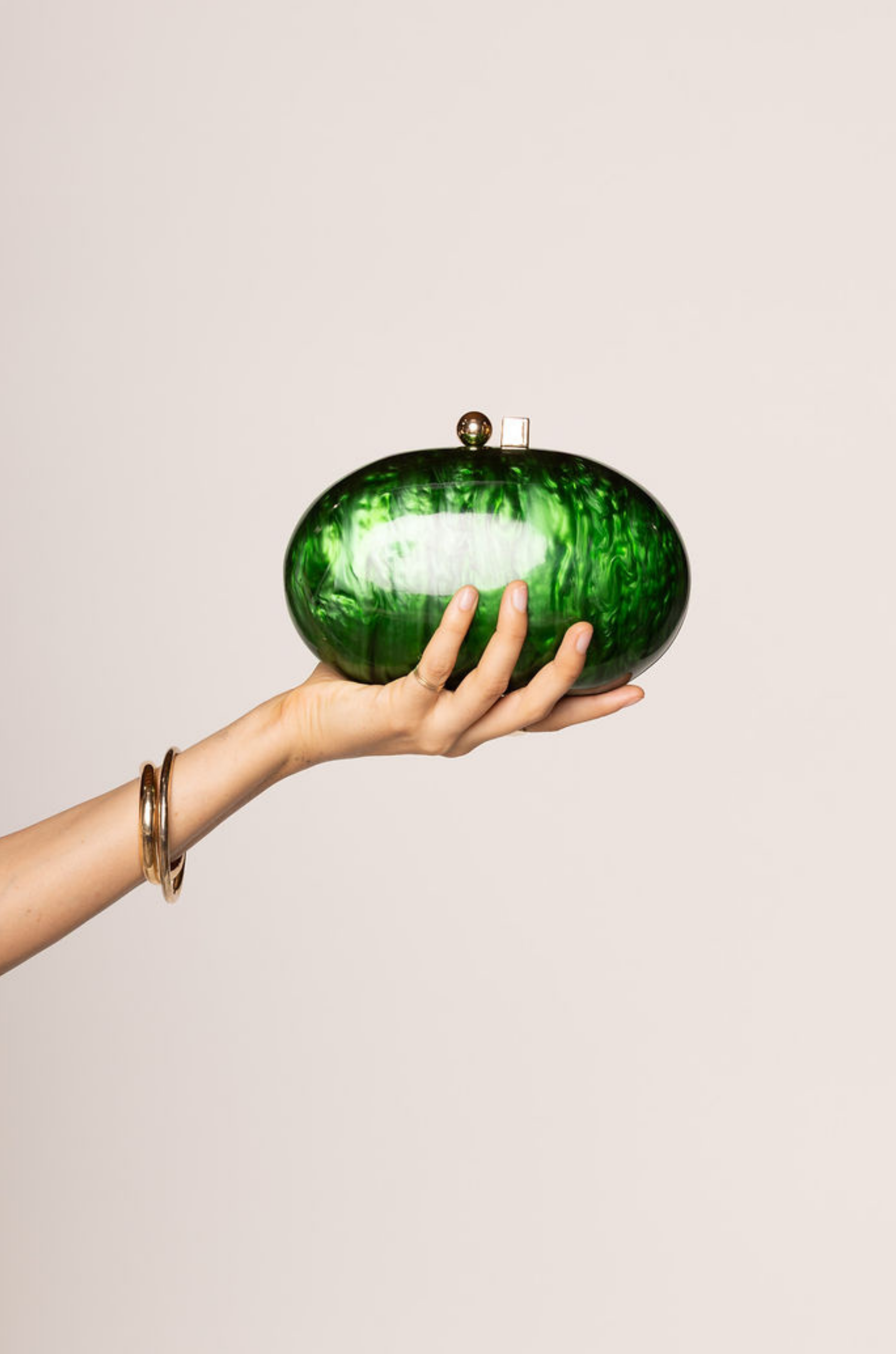 green Hardshell marble clutch
Magnetic closure
Acrylic chain straps with heart detail
Removable long and short chain
Synthetic