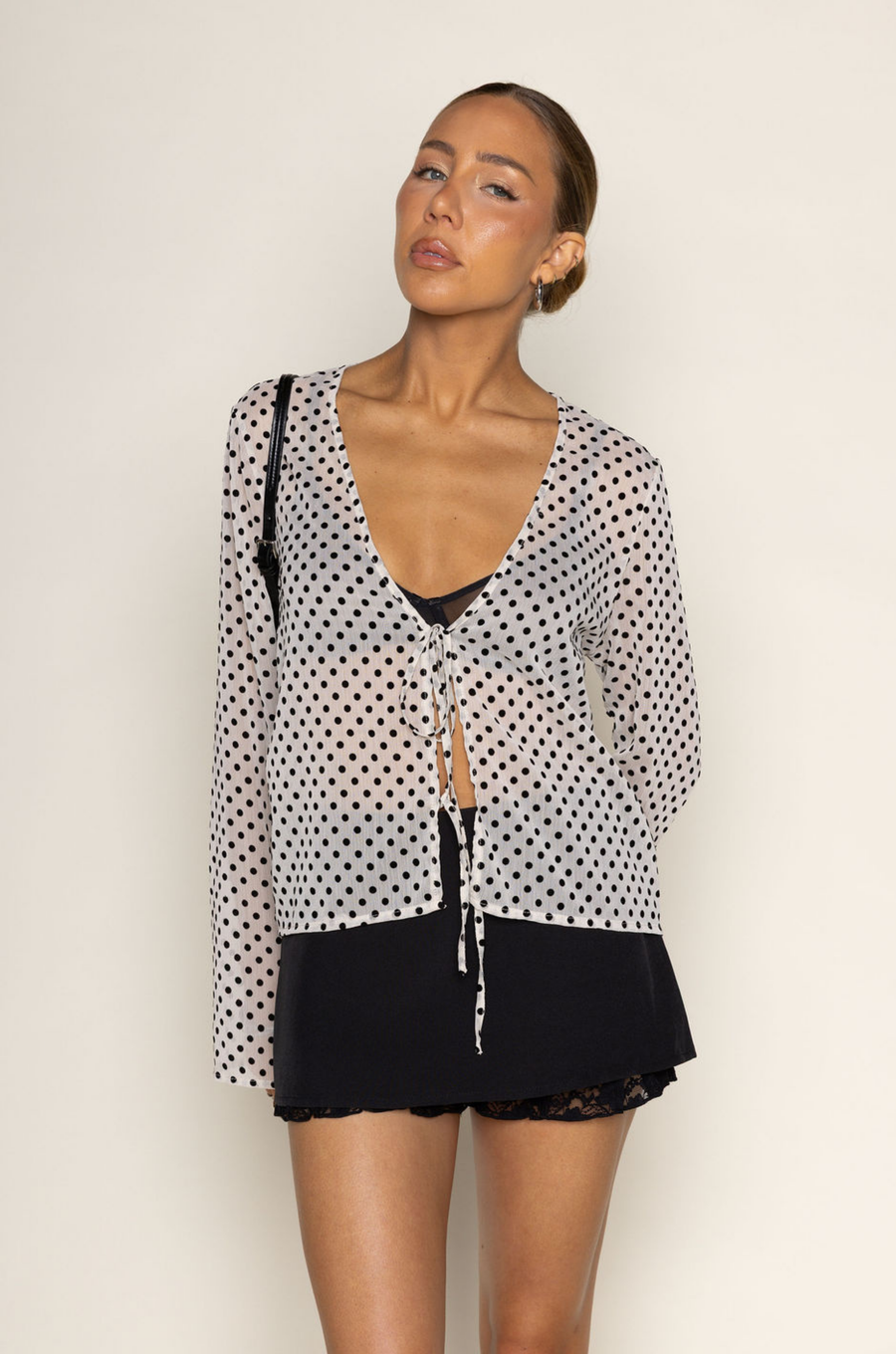 Low waist mini skort
Peek a boo lace trim
Belt loops
Zipper closure
Inner lace shorts lining
black mini skirt
black mini skort
black skirt with lace