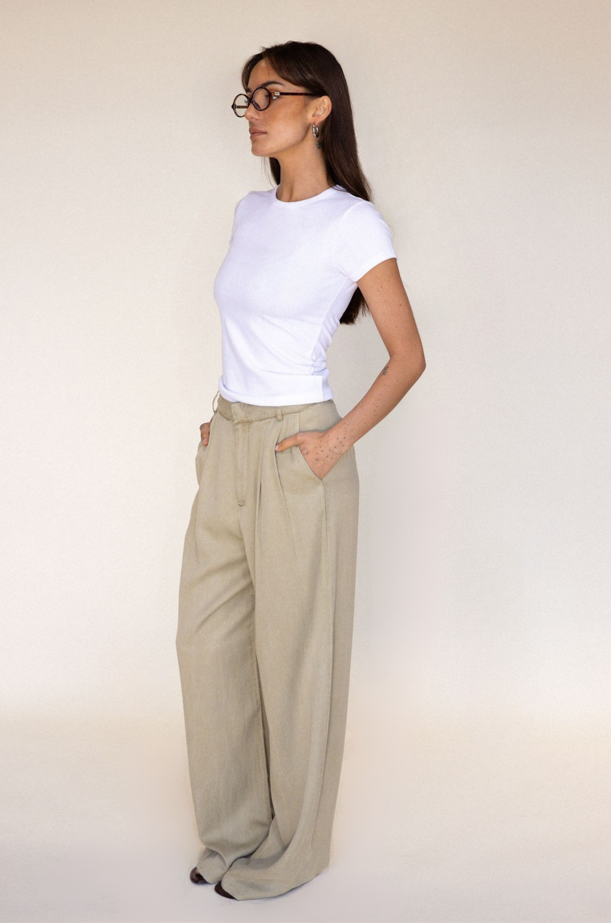 tan beige High waisted trouser pant
Belt loops
Eyelet and zipper closure
Front pleats
2 side pockets
2 faux back pockets
Unlined
work trouser pants
cute office attire
dressed up outfit
