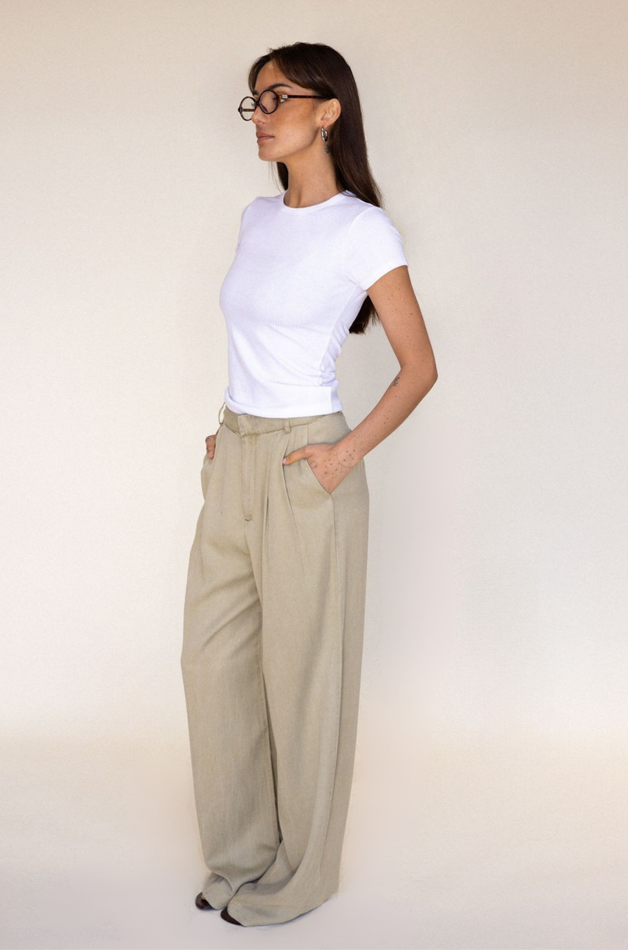 tan beige High waisted trouser pant
Belt loops
Eyelet and zipper closure
Front pleats
2 side pockets
2 faux back pockets
Unlined
work trouser pants
cute office attire
dressed up outfit