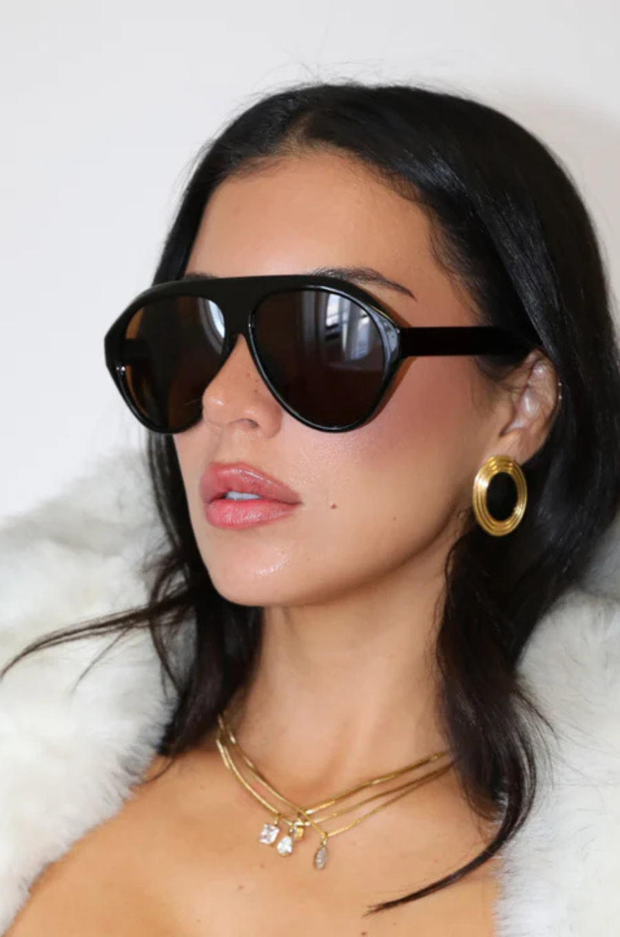 Sleek, modern aviator silhouette sunglasses
Polished black frame and warm brown lenses.
Designed for a lightweight, comfortable fit with full UV protection.
A clean everyday shape that works with any look — hot without trying