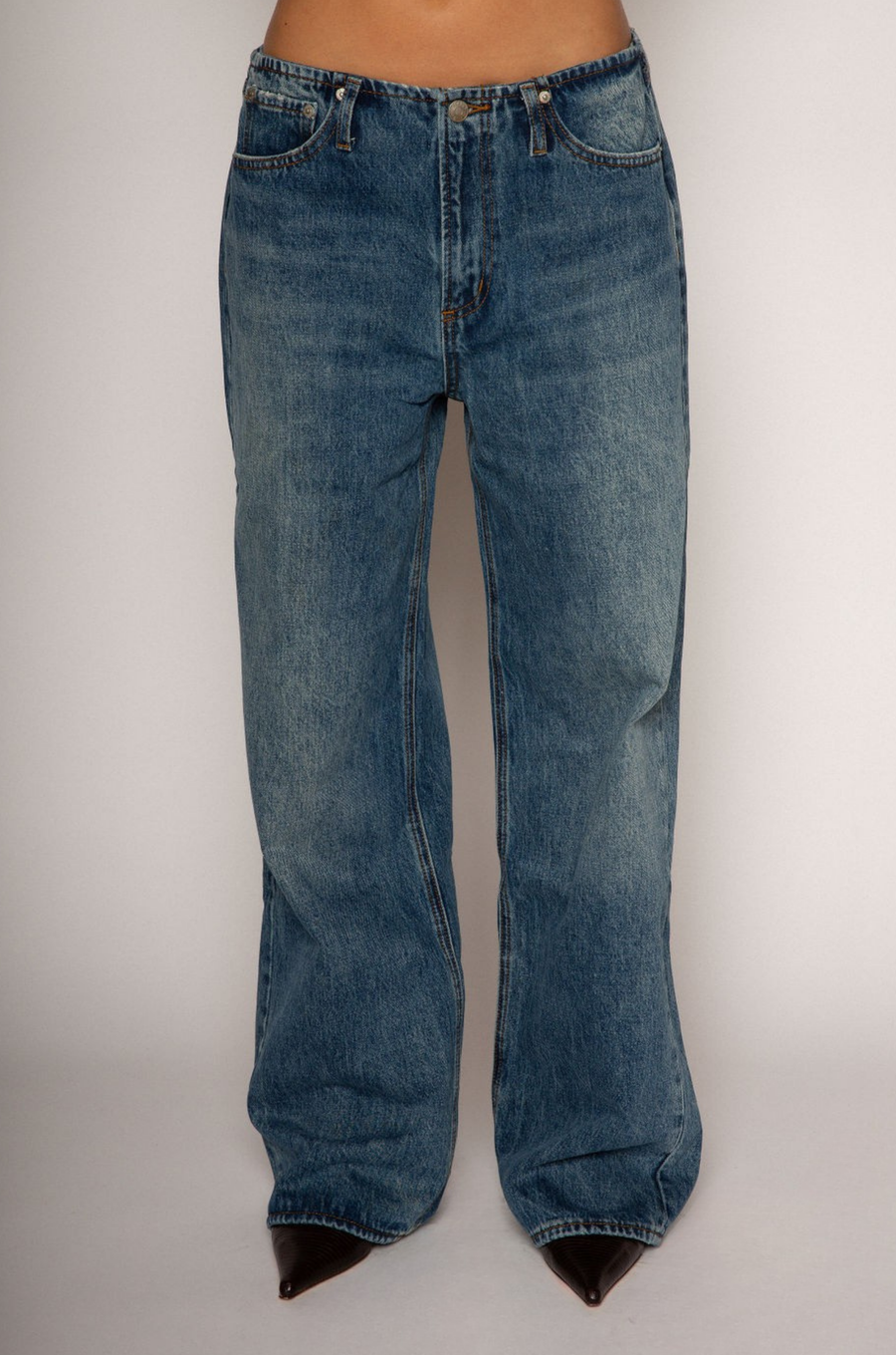 Low rise faded denim jeans
Long Wide Leg
No Waistband
5 pocket construction
Belt loops
Button and zipper closure
baggy jean