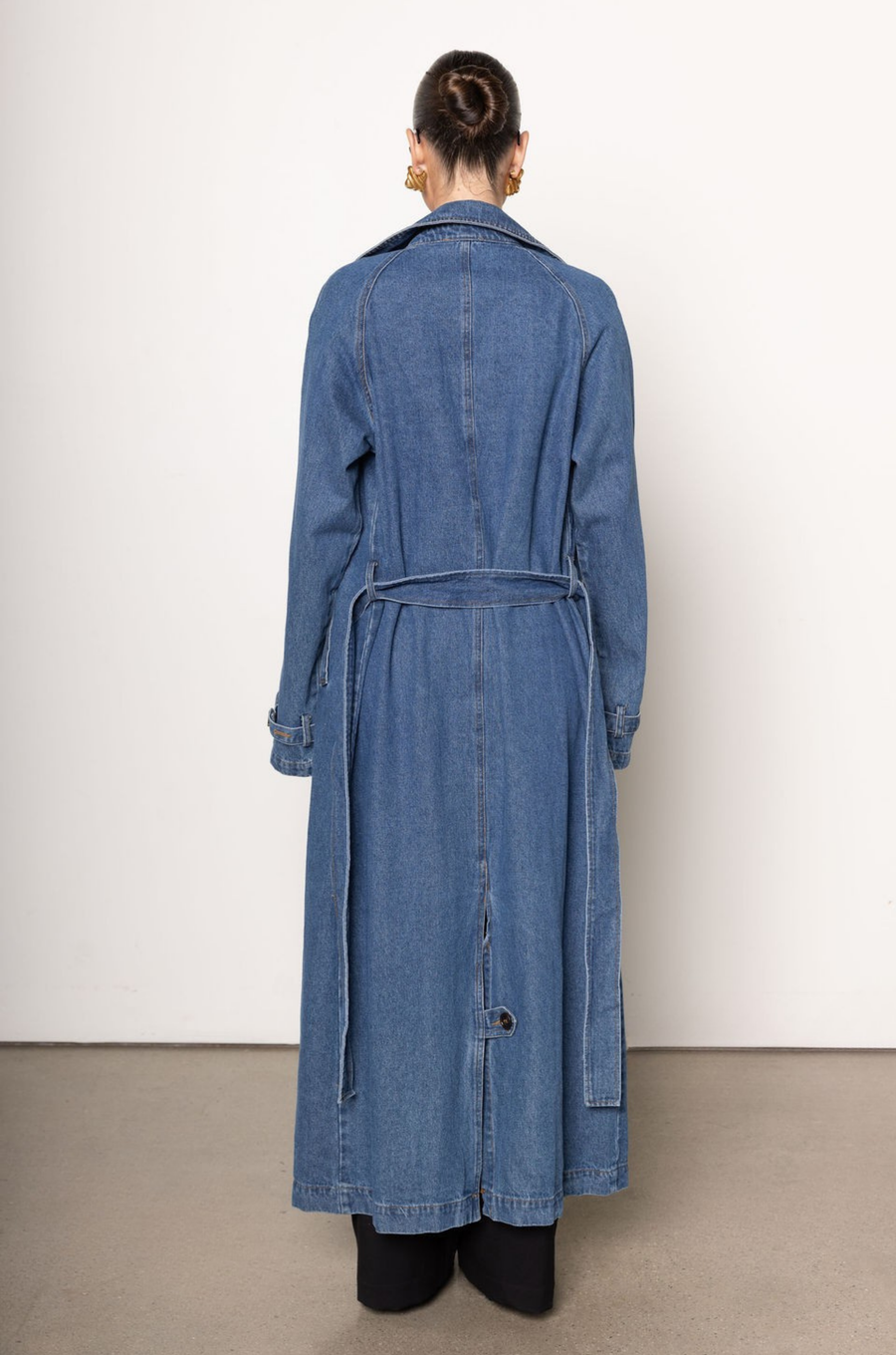 Denim long line trench coat
Adjustable and removable belt
Double breasted button down closure
Unlined
blue denim trench coat
