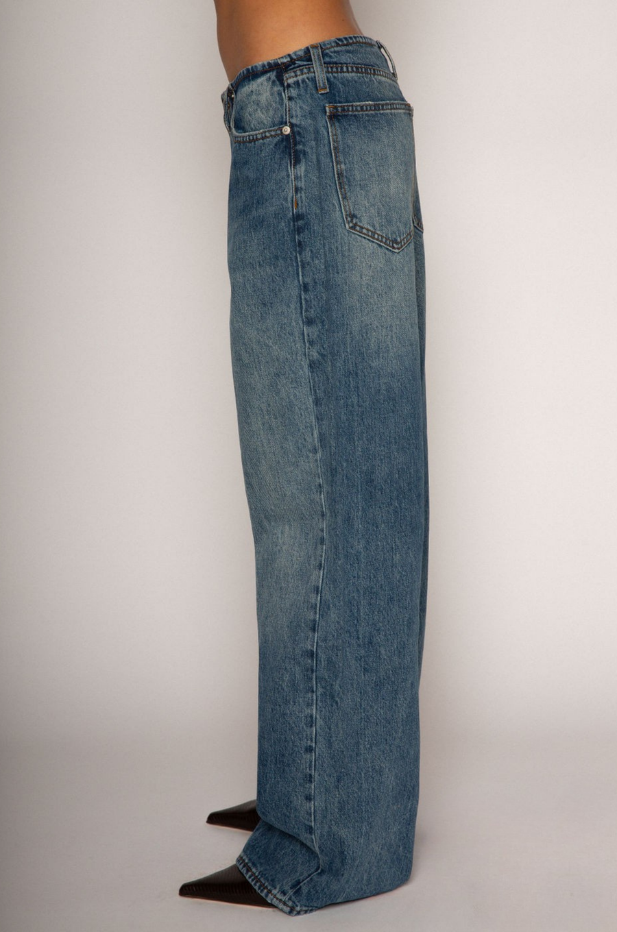 Low rise faded denim jeans
Long Wide Leg
No Waistband
5 pocket construction
Belt loops
Button and zipper closure
baggy jean