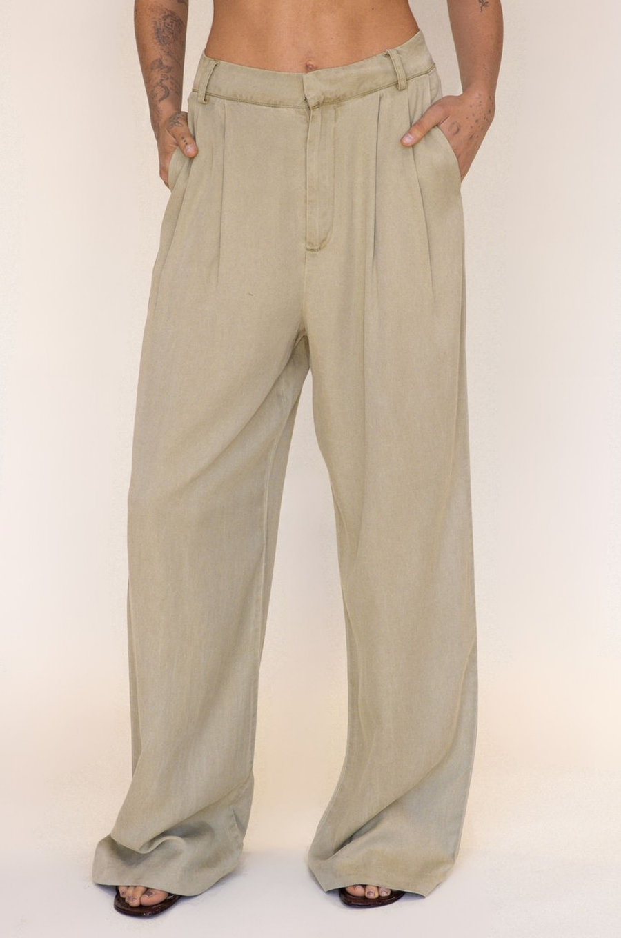 tan beige High waisted trouser pant
Belt loops
Eyelet and zipper closure
Front pleats
2 side pockets
2 faux back pockets
Unlined
work trouser pants
cute office attire
dressed up outfit