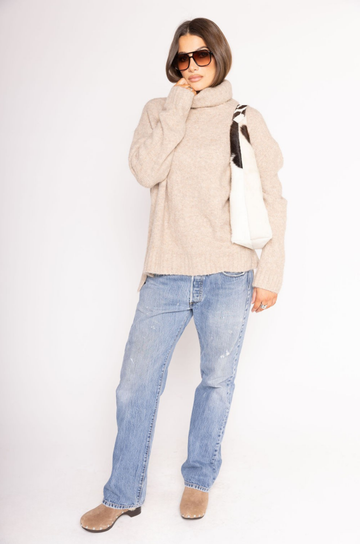 Fuzzy marled knit oversized sweater
Turtleneck
Long sleeves
Step hem
Unlined
tan turtle neck sweater