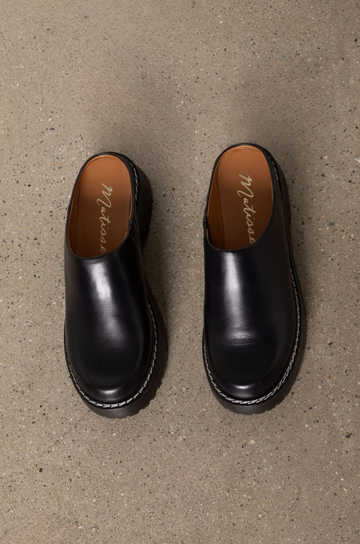 Chunky platform mule slide
Contrast stitching
Leather upper, manmade outsole
Synthetic leather lining
2.5" heel, 1" platform
Imported
black chunky platform slide mule
dr marten dupe