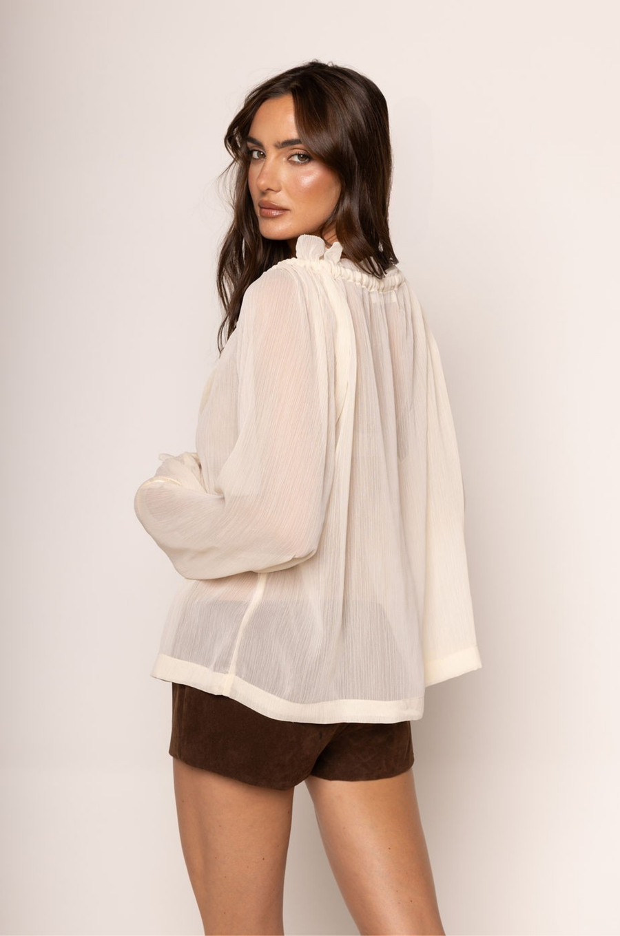 cream beige Sheer chiffon long sleeve top
Ruffle trim
Tie front
Sleeve adjustbale tie
Unlined/sheer
boho ruffle long sleeve top