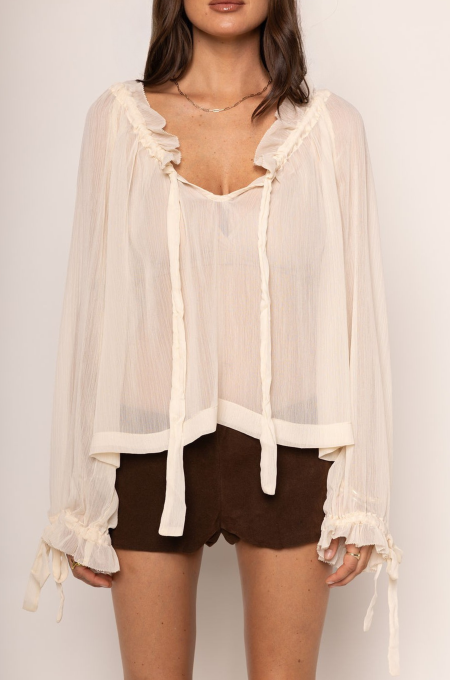 cream beige Sheer chiffon long sleeve top
Ruffle trim
Tie front
Sleeve adjustbale tie
Unlined/sheer
boho ruffle long sleeve top