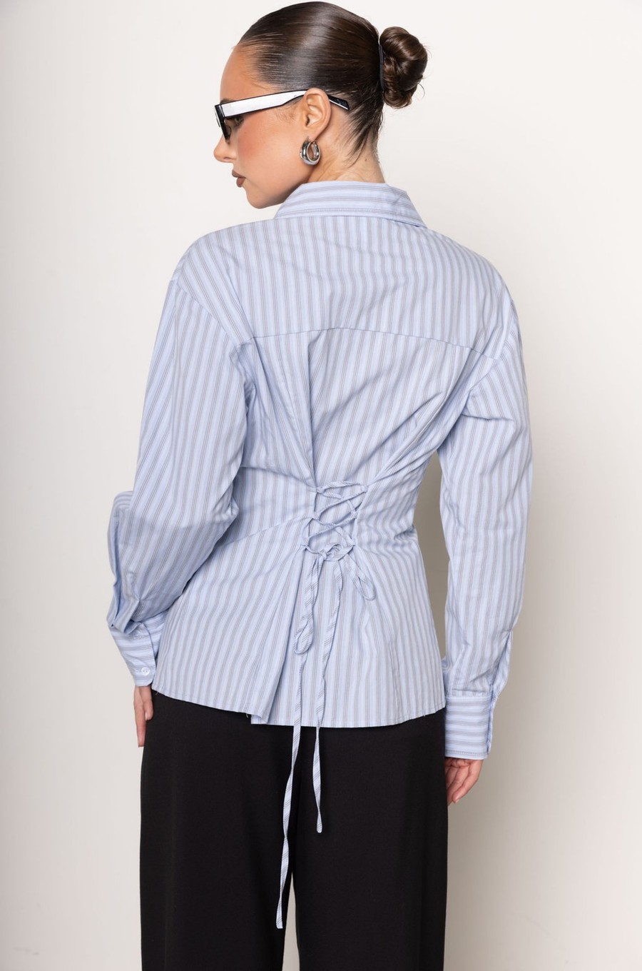 blue Striped button down shirt top
Collared
Button down closure
Front pocket
Adjustable back lace up to make more fitted
Unlined