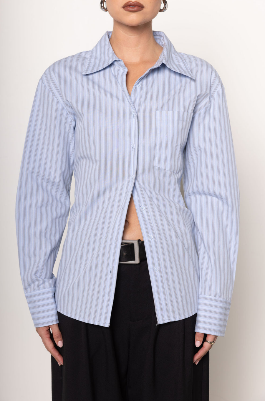 blue Striped button down shirt top
Collared
Button down closure
Front pocket
Adjustable back lace up to make more fitted
Unlined