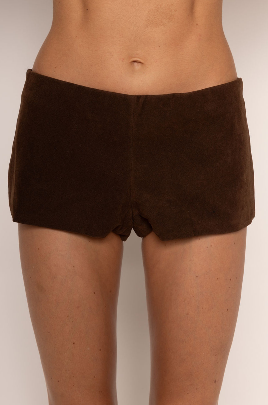 brown Faux suede micro shorts
Low rise
Side zipper closure
Lined
fall suede shorts
summer to fall transition outfit