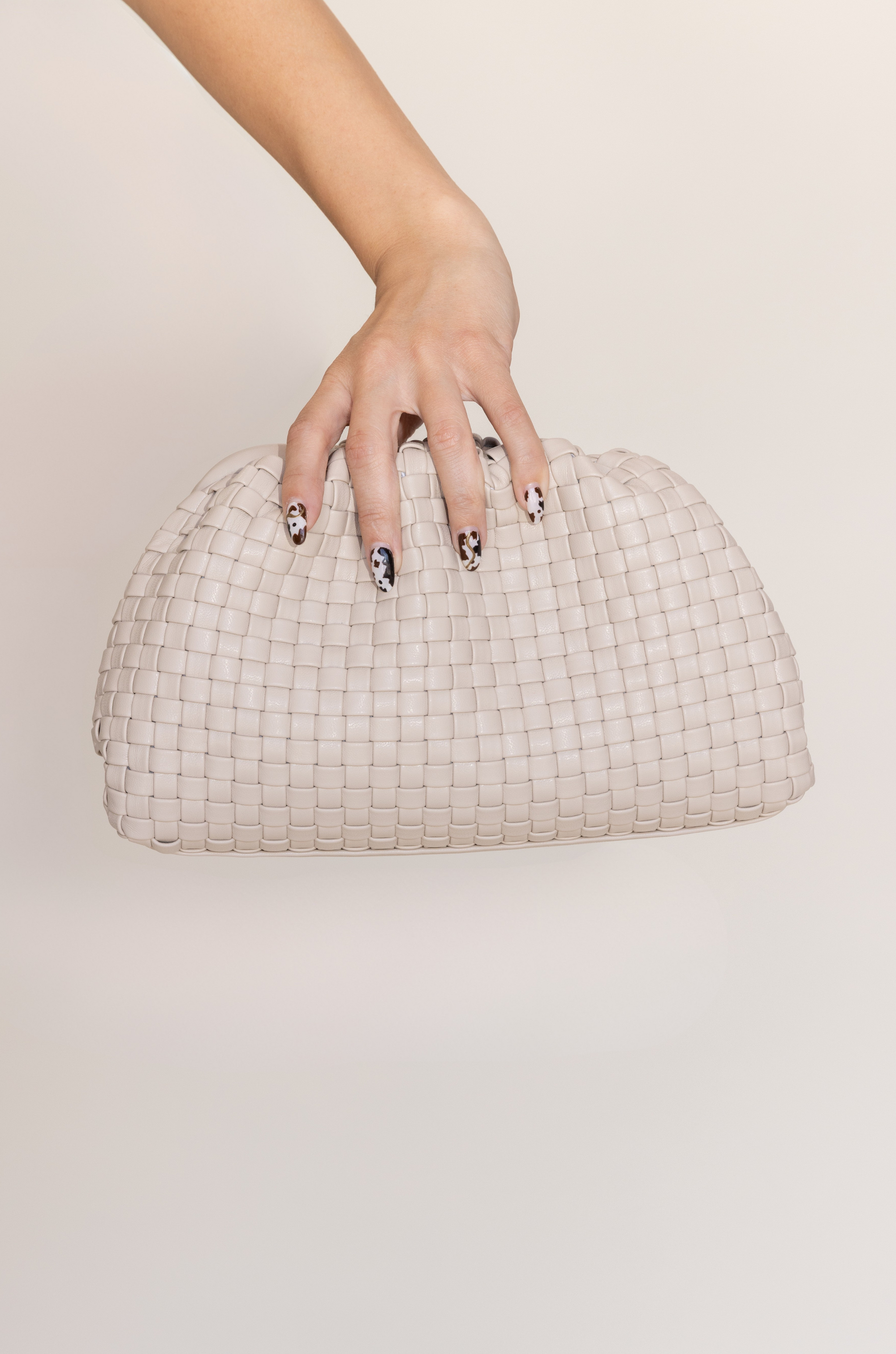 beige tan woven clutch bag
summer bag
spring bag
gold chain strap