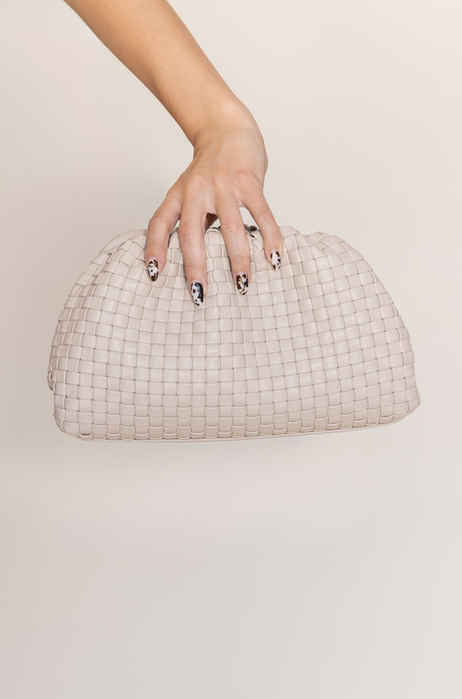 beige tan woven clutch bag
summer bag
spring bag
gold chain strap