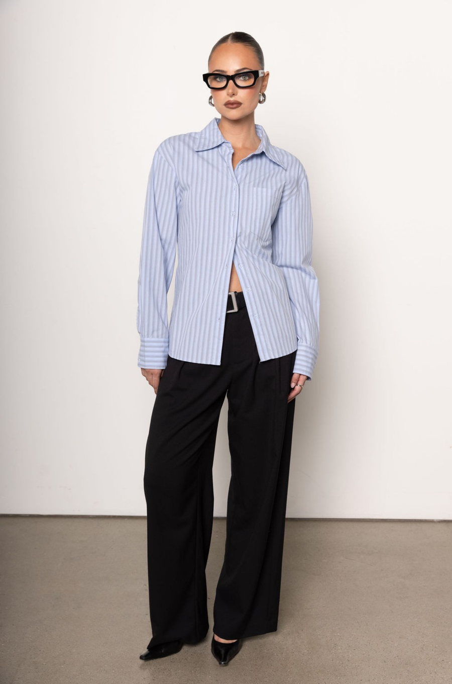 blue Striped button down shirt top
Collared
Button down closure
Front pocket
Adjustable back lace up to make more fitted
Unlined