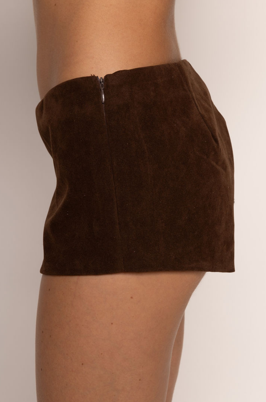 brown Faux suede micro shorts
Low rise
Side zipper closure
Lined
fall suede shorts
summer to fall transition outfit