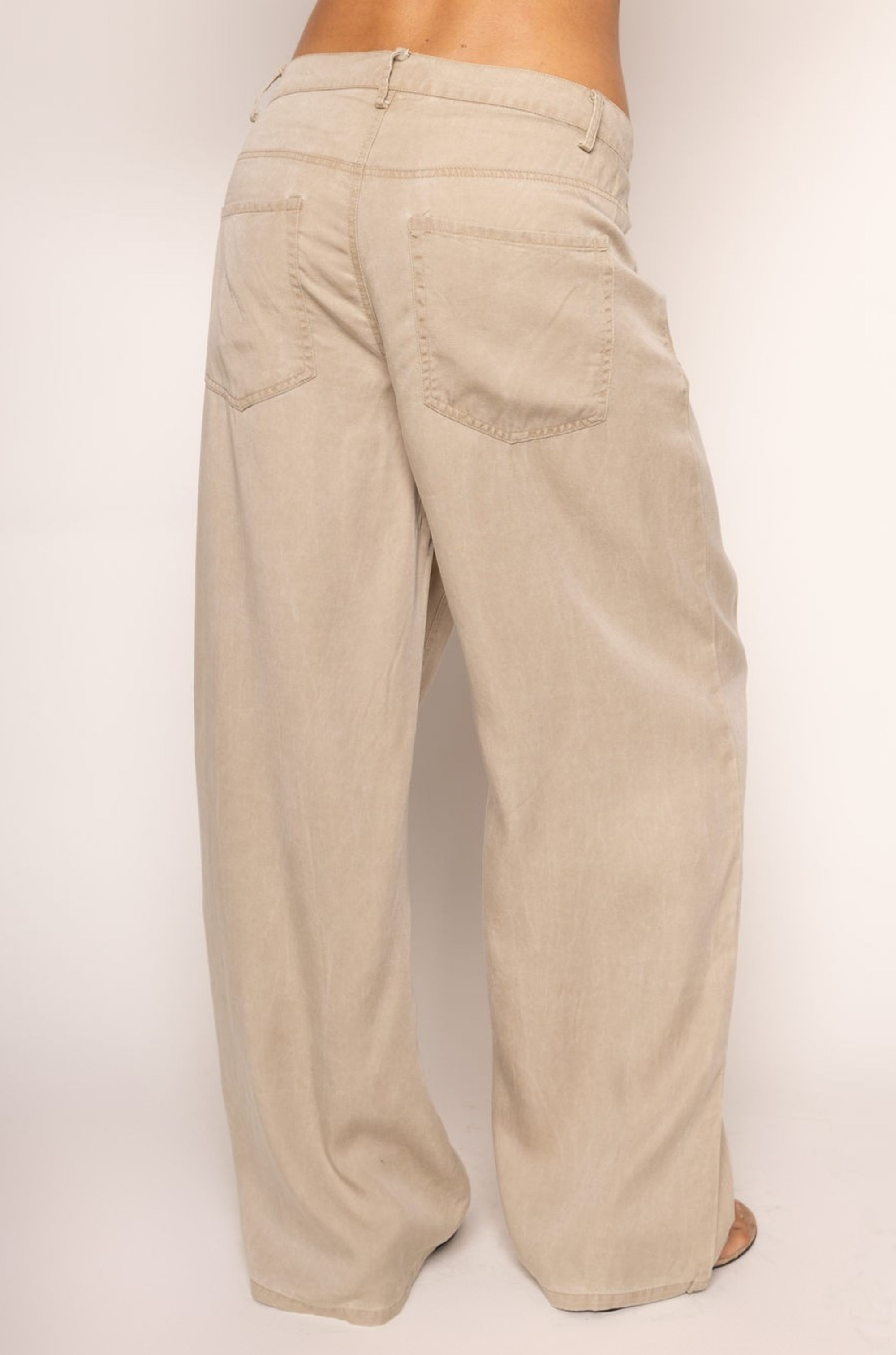 Washed wide leg pants
5 pocket construction
Button and fly closure
Belt loops
beige trouser pants
work wear
cute work wear pants