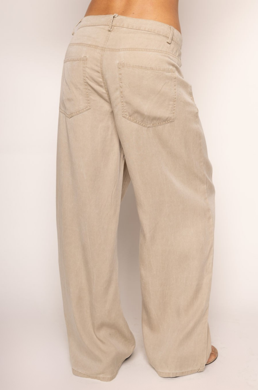 Washed wide leg pants
5 pocket construction
Button and fly closure
Belt loops
beige trouser pants
work wear
cute work wear pants