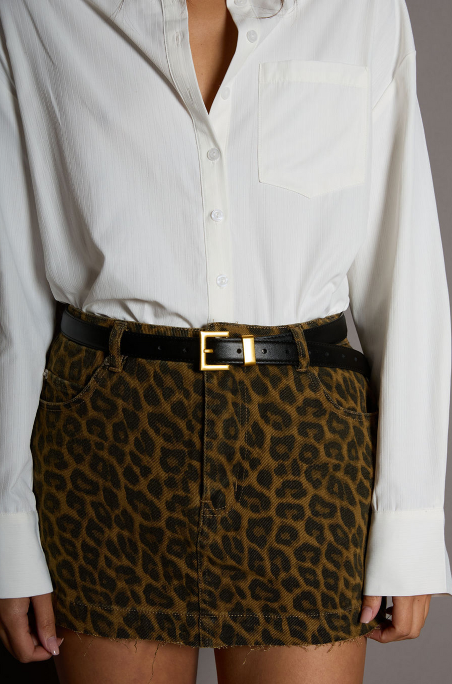Leather belt. Square buckle. Adjustable.