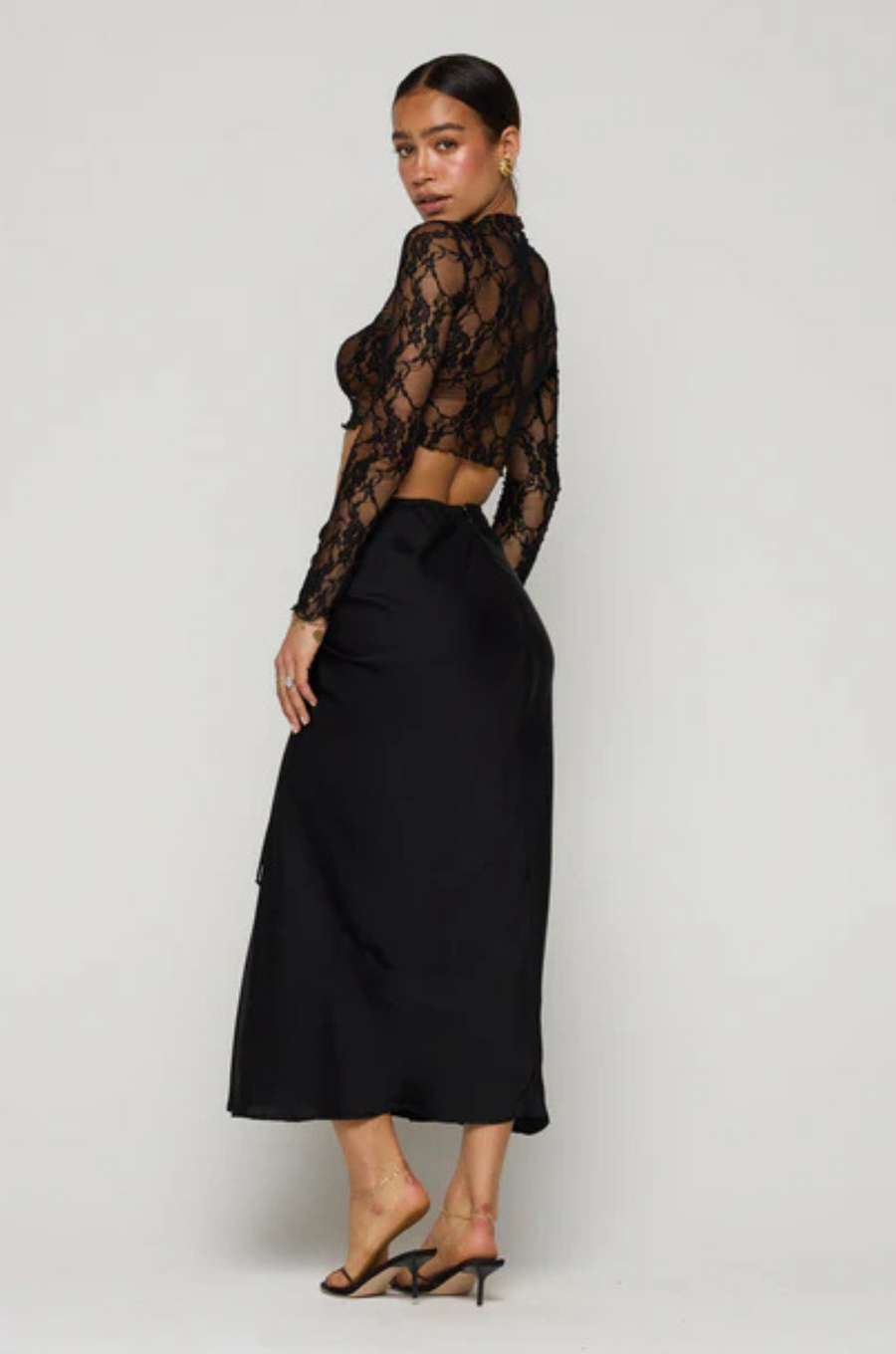 black Shirred maxi skirt
Elastic stretch waist with front tie cinch
Zipper up back closure
Polyester