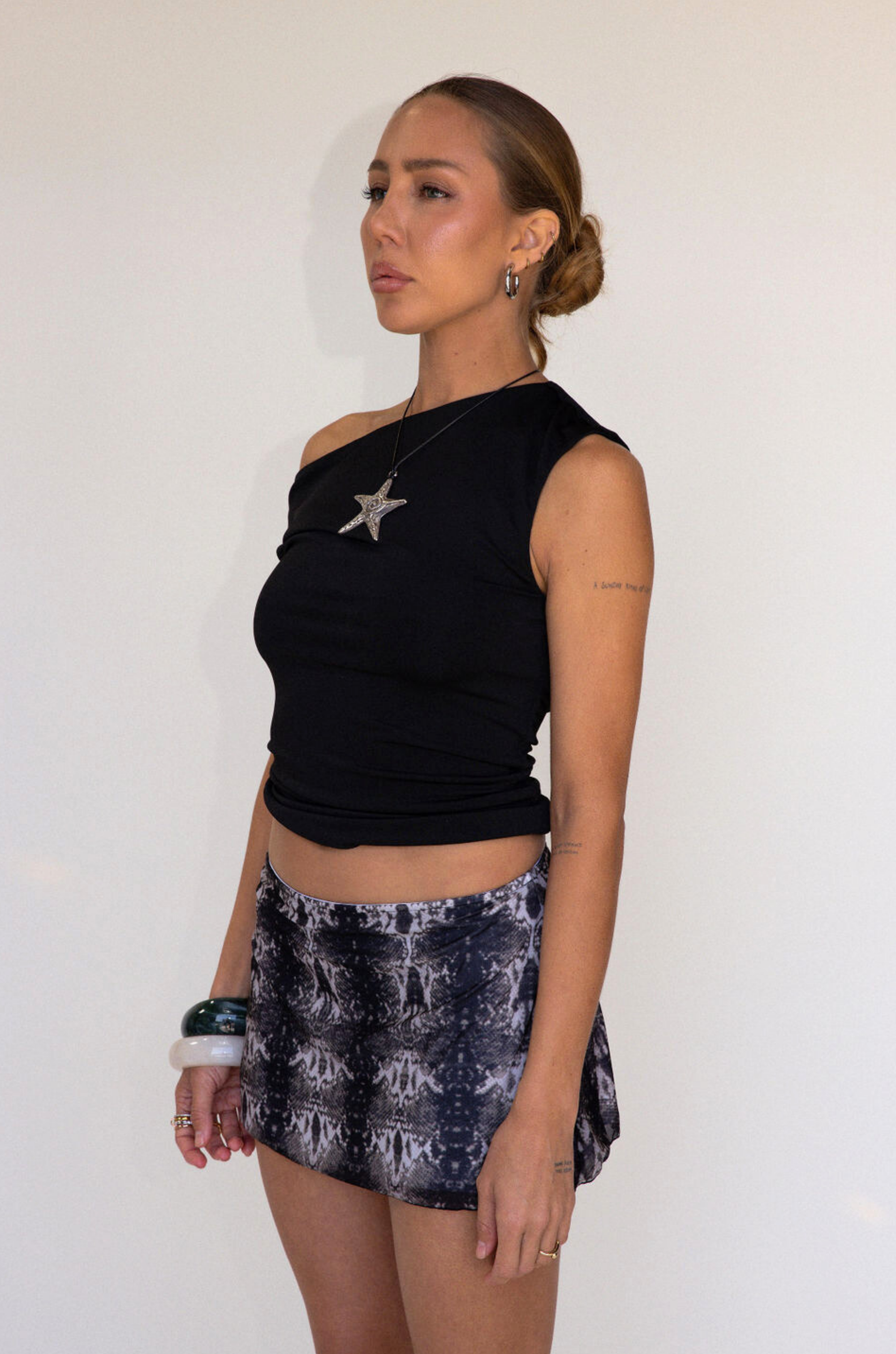 black Knit tank top
Off the shoulder
Elastic straps
Fully lined
going out top