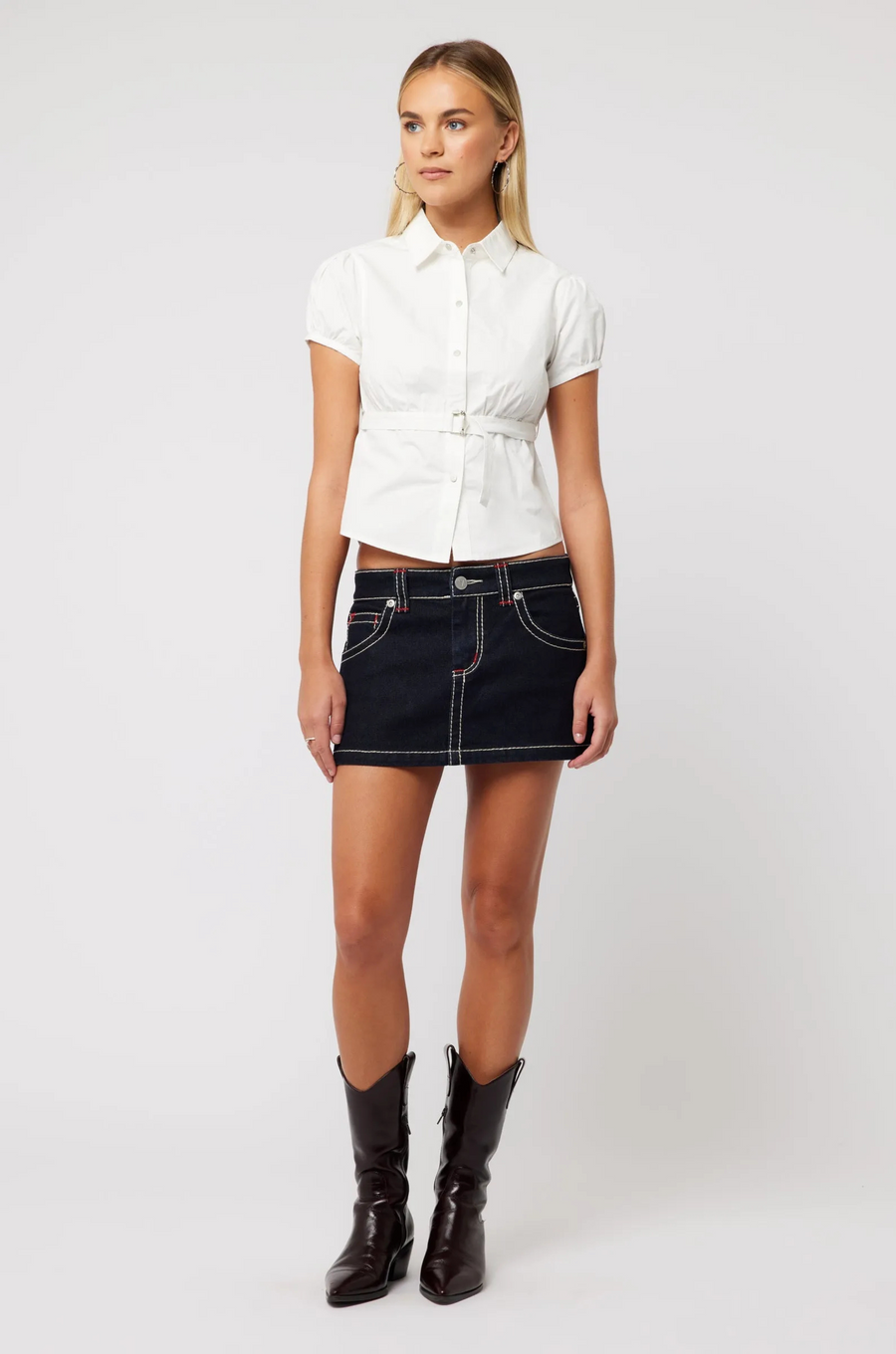 Low-rise denim mini skirt
Comfort stretch denim
Fits true to size
Dark rinse wash
Length: 11.5"
Cotton/Polyester/Elastane