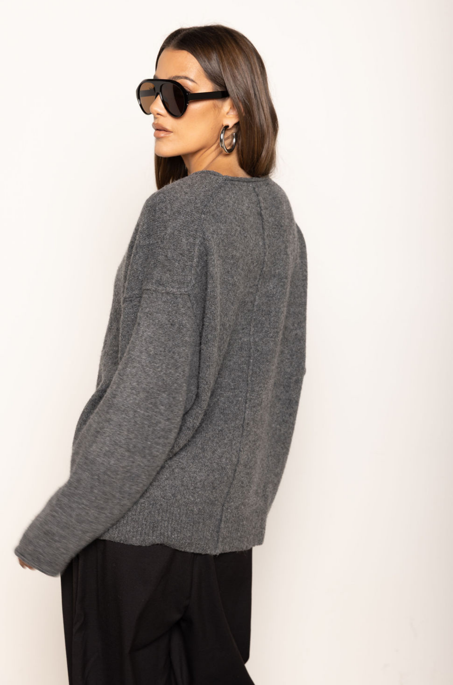 Soft fuzzy knit cardigan
Long sleeve
V-neckline
Button down closure
Unlined
dark grey oversized cardigan
fall outfit
thanksgiving outfit
v neck sweater
v neck cardigan