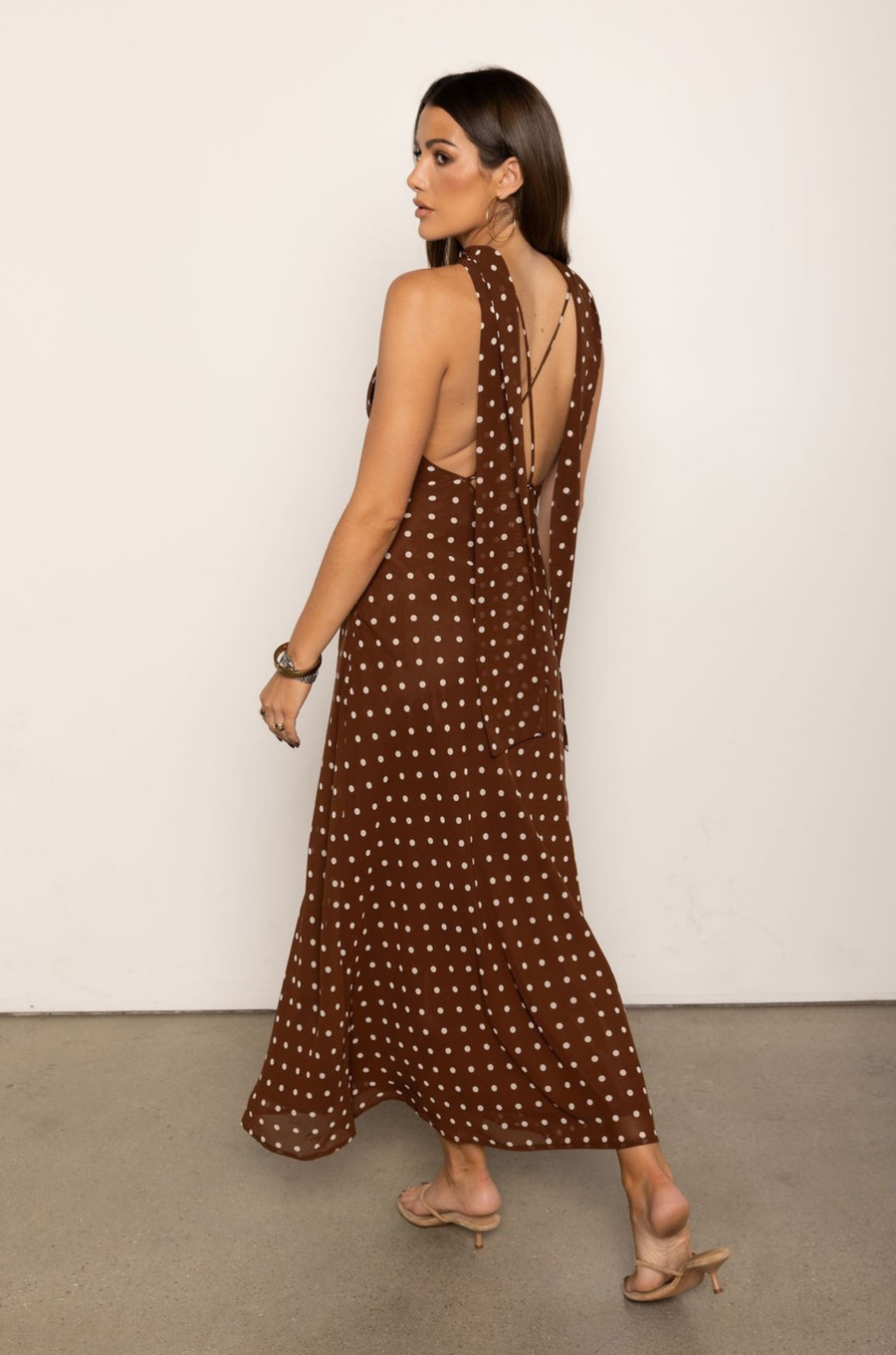 brown and cream Polka dot maxi dress
Neck scarf
Adjustable cross back spaghetti strap
V-neckline
thanksgiving outfit
fall wedding guest dress
brown polka dot dress