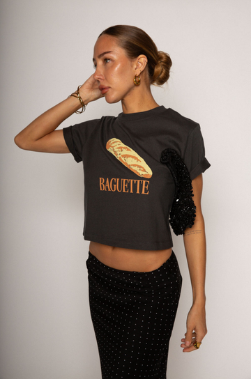black Graphic printed cropped t-shirt
Crewneck neckline
Short sleeve
Unlined
baguette tee
summer tee