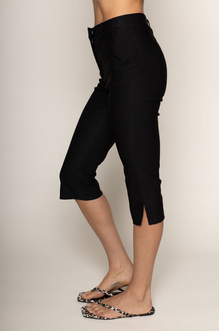 black Slim fit capri pants
Functional belt loops
Functional side pockets
Faux back welt pockets
Side slits at calves
Concealed front zipper with hook closure
european summer capri pants