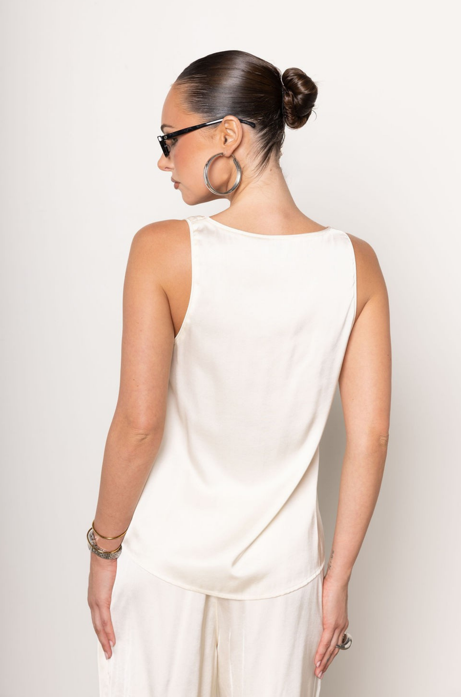 cream ivory Satin tank top
Sleeveless
U neckline
Unlined
Length: 22.5"
Polyester/Rayon