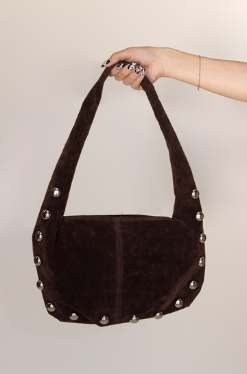 brown Faux suede studded bag
Fixed shoulder strap
Magnetic closure
Inner pouch