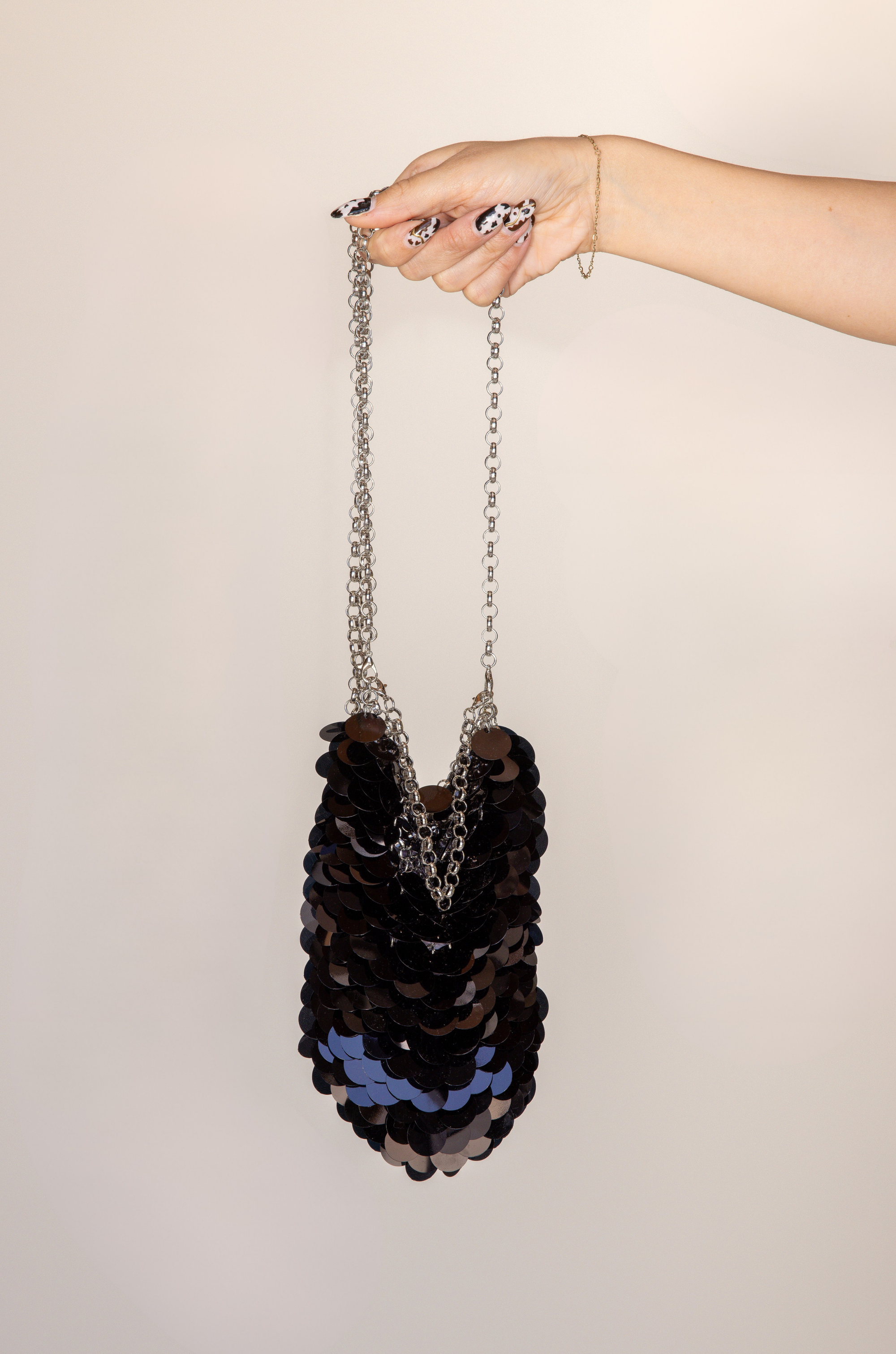 Chain mirror sequin mini bag
Adjustable/ removable shoulder chains
Shoulder/ hand straps
Aluminum/PVC