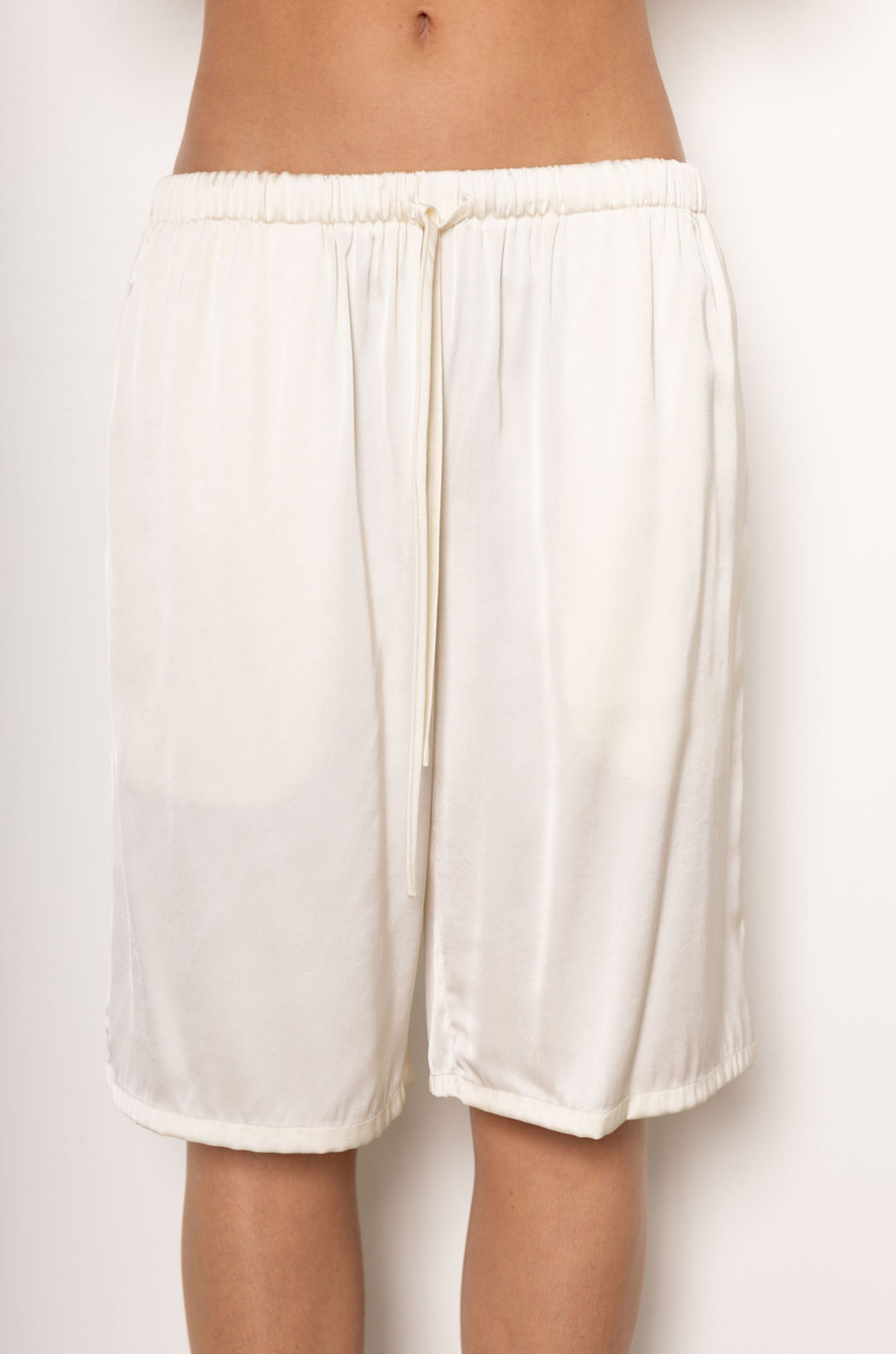 Satin longline shorts/jorts
Adjustable drawstring
Elastic waistband
Side pockets
Unlined
cream ivory satin long line shorts
cream ivory satin jorts