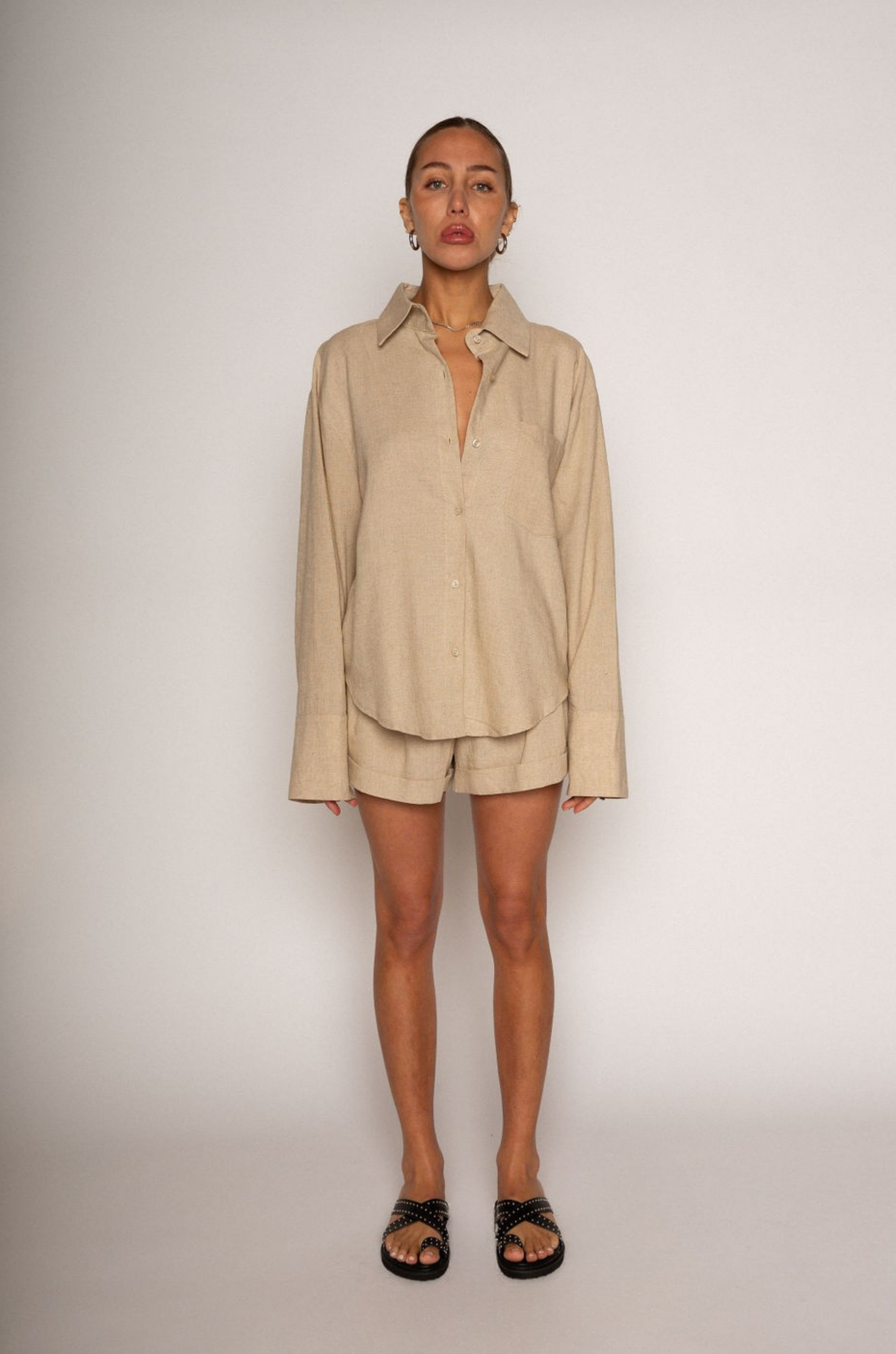 Tan Linen woven long sleeve collared top
Button down closure
Front pocket
Button closure on sleeves
Unlined
Resort lounge wear