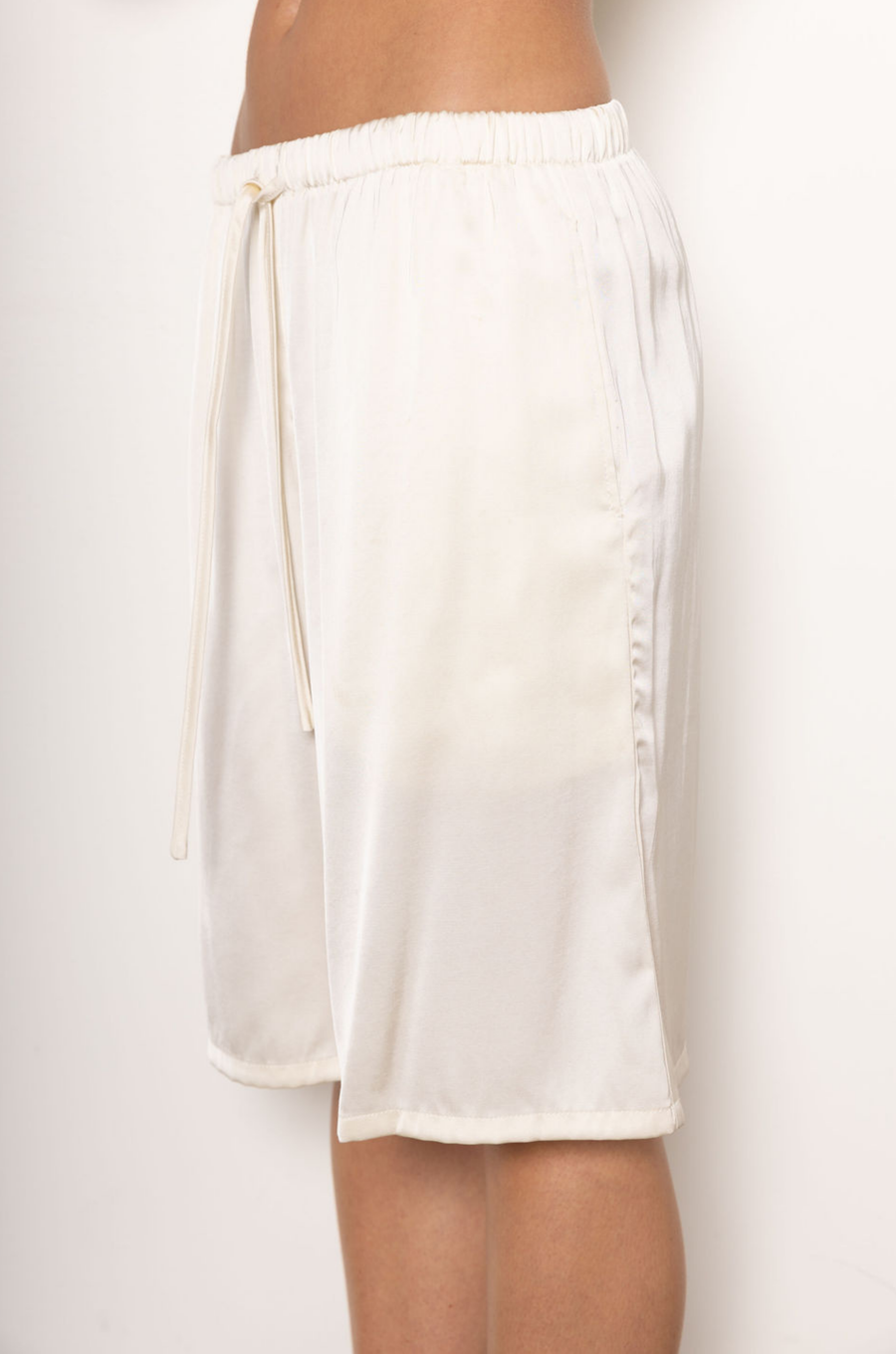 Satin longline shorts/jorts
Adjustable drawstring
Elastic waistband
Side pockets
Unlined
cream ivory satin long line shorts
cream ivory satin jorts