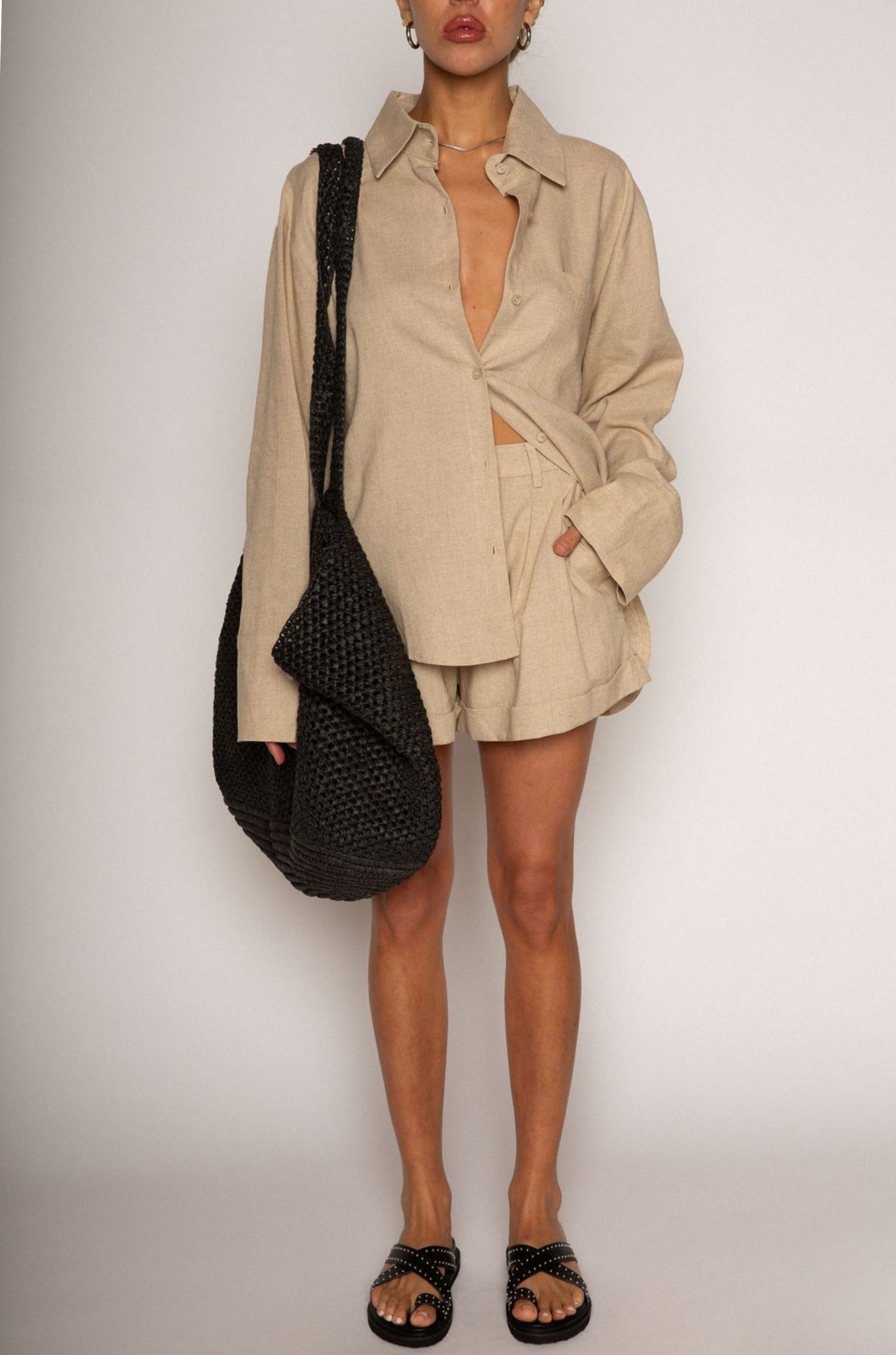 Tan Linen woven long sleeve collared top
Button down closure
Front pocket
Button closure on sleeves
Unlined
Resort lounge wear